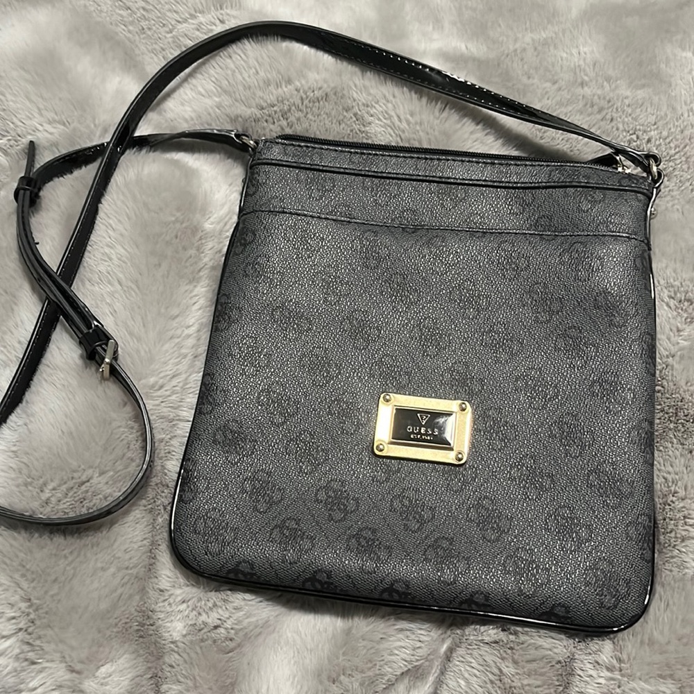 *SOLD* GUESS CROSSBODY